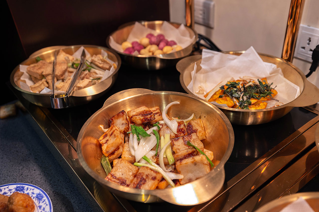 真涮吃到飽火鍋 竹南店，必吃苗栗美食吃到飽！399起牛豬雞羊8種肉品無限吃到飽，還有多種蔬食吧飲料等你吃，2026苗栗竹南美食推薦