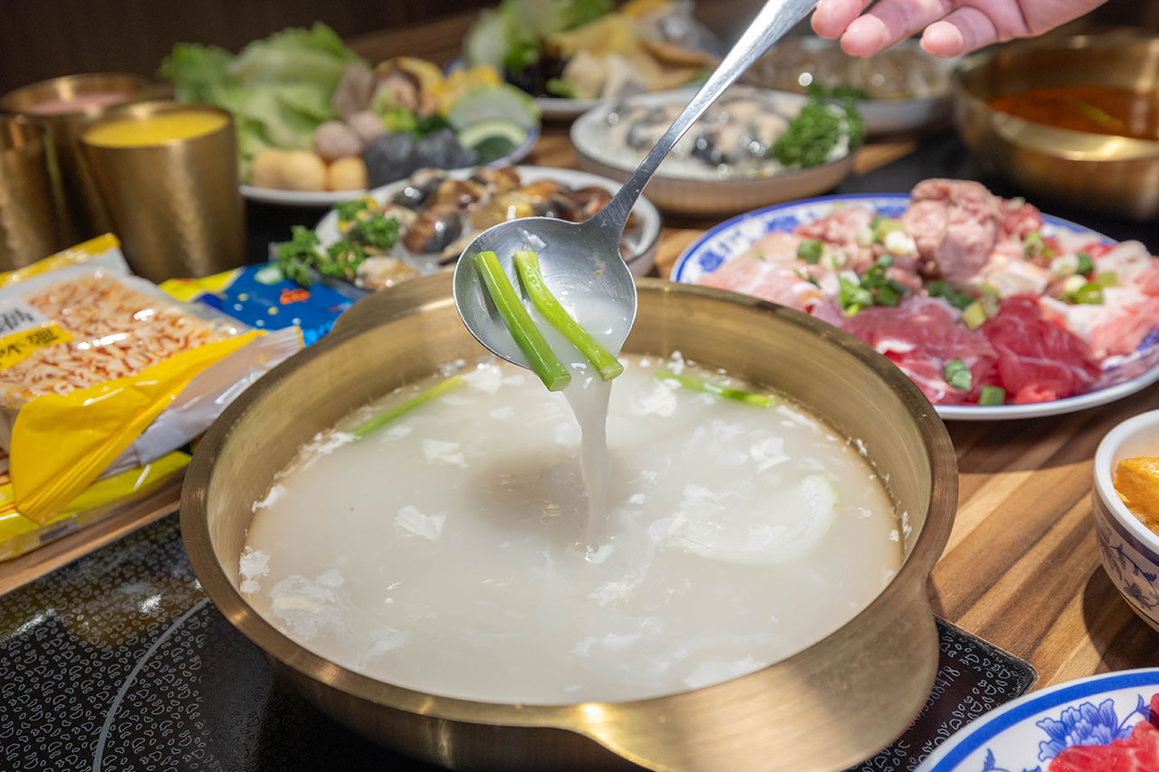 真涮吃到飽火鍋 竹南店，必吃苗栗美食吃到飽！399起牛豬雞羊8種肉品無限吃到飽，還有多種蔬食吧飲料等你吃，2026苗栗竹南美食推薦