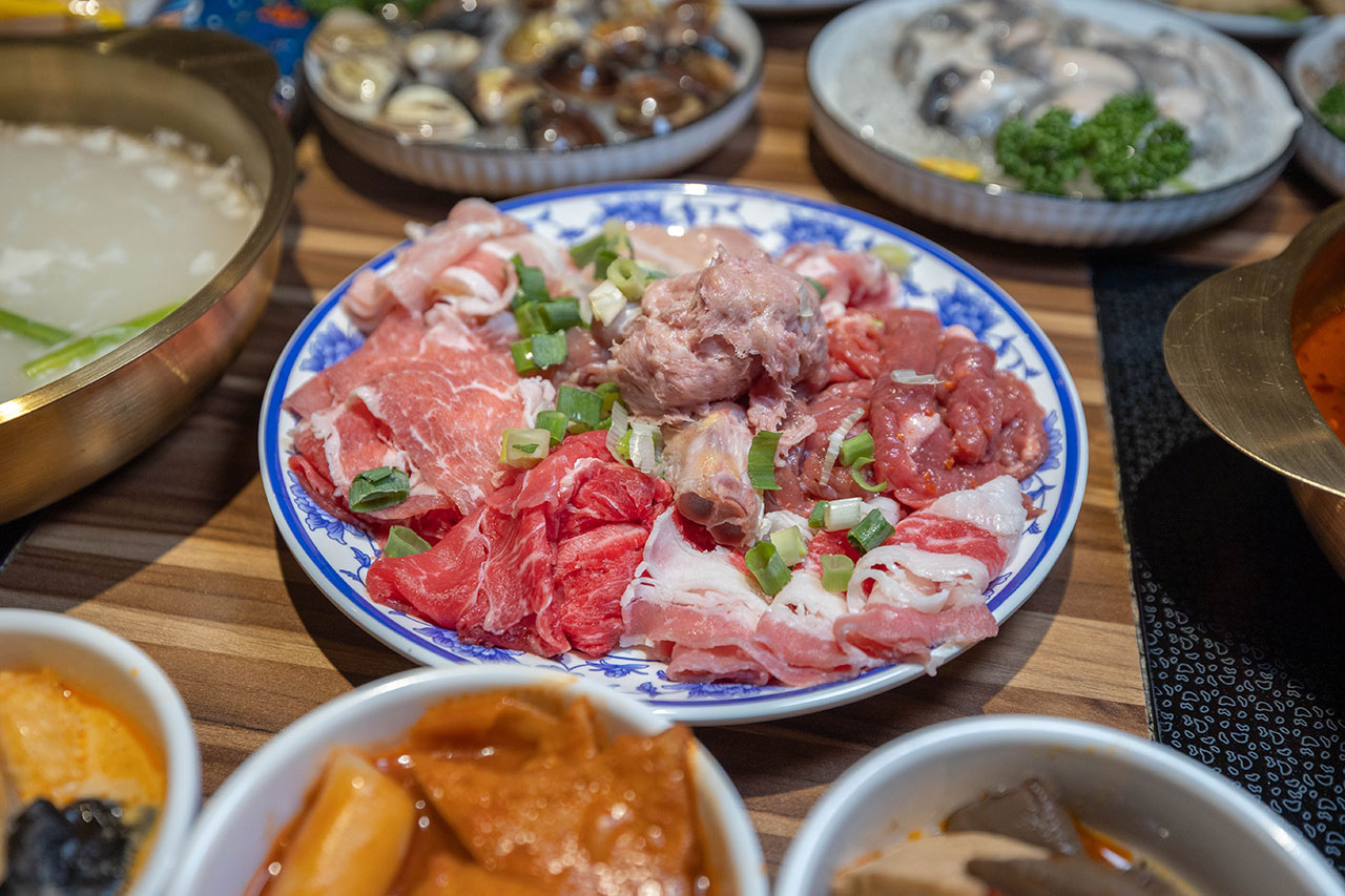 真涮吃到飽火鍋 竹南店，必吃苗栗美食吃到飽！399起牛豬雞羊8種肉品無限吃到飽，還有多種蔬食吧飲料等你吃，2026苗栗竹南美食推薦