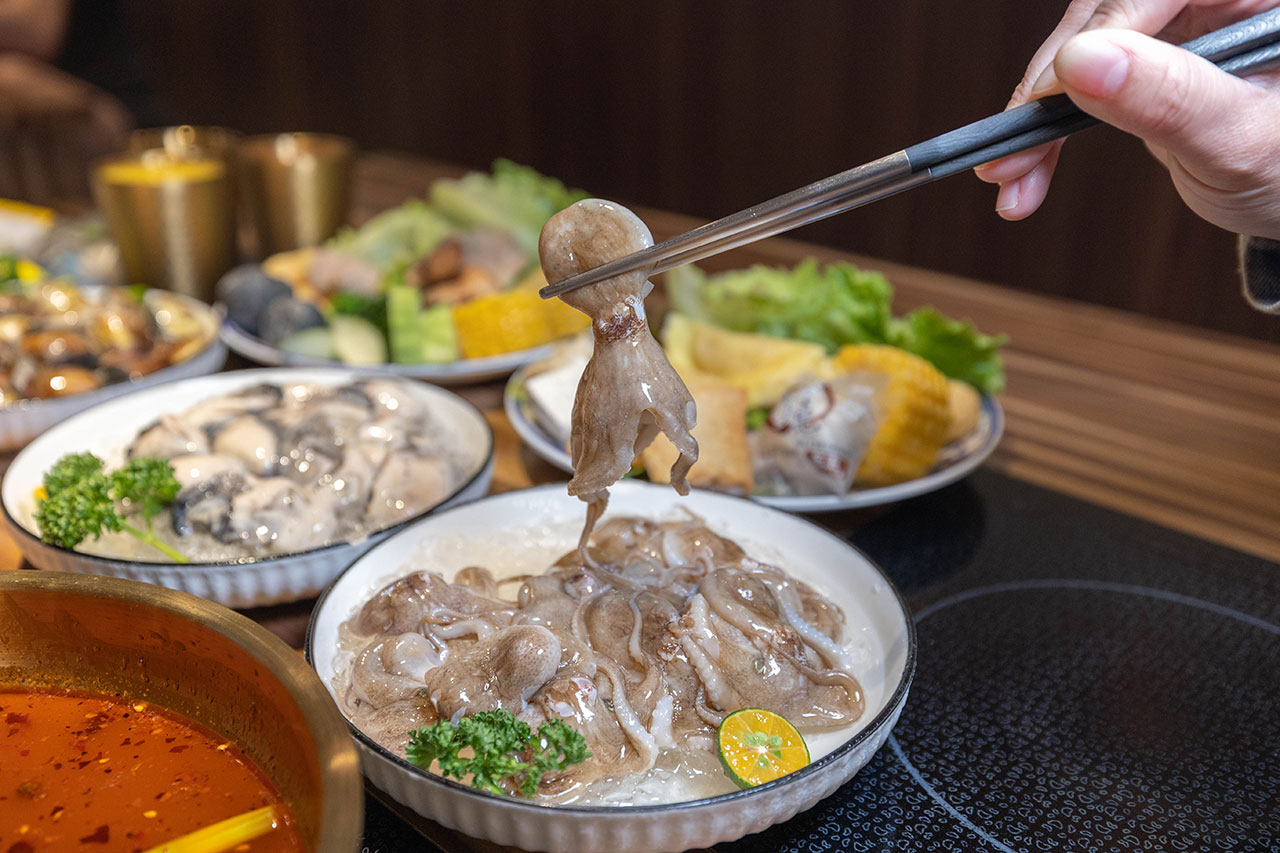 真涮吃到飽火鍋 竹南店，必吃苗栗美食吃到飽！399起牛豬雞羊8種肉品無限吃到飽，還有多種蔬食吧飲料等你吃，2026苗栗竹南美食推薦