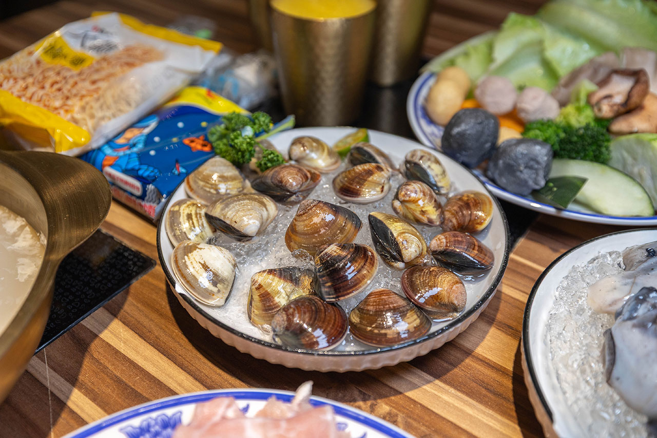 真涮吃到飽火鍋 竹南店，必吃苗栗美食吃到飽！399起牛豬雞羊8種肉品無限吃到飽，還有多種蔬食吧飲料等你吃，2026苗栗竹南美食推薦