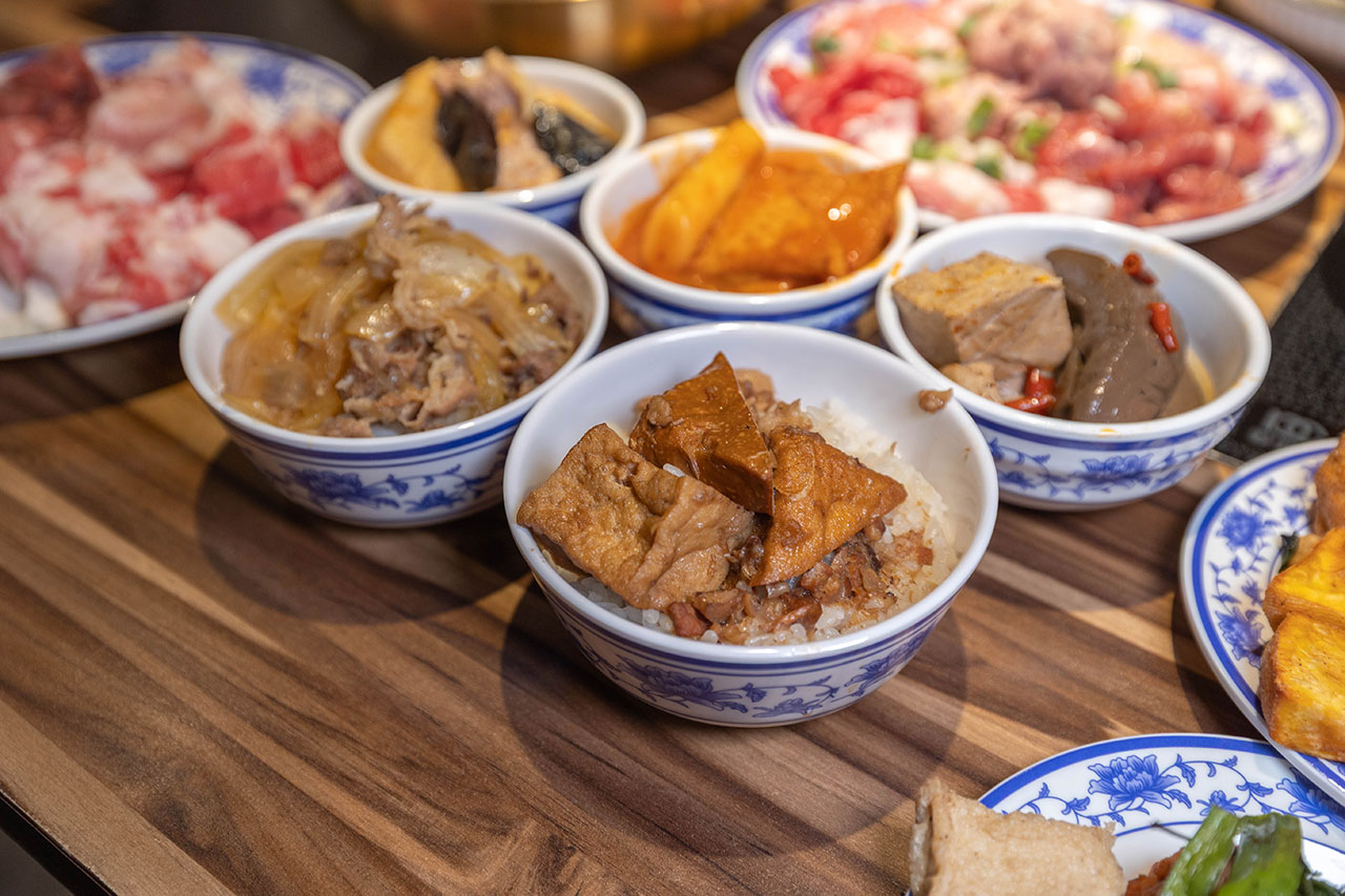 真涮吃到飽火鍋 竹南店，必吃苗栗美食吃到飽！399起牛豬雞羊8種肉品無限吃到飽，還有多種蔬食吧飲料等你吃，2026苗栗竹南美食推薦
