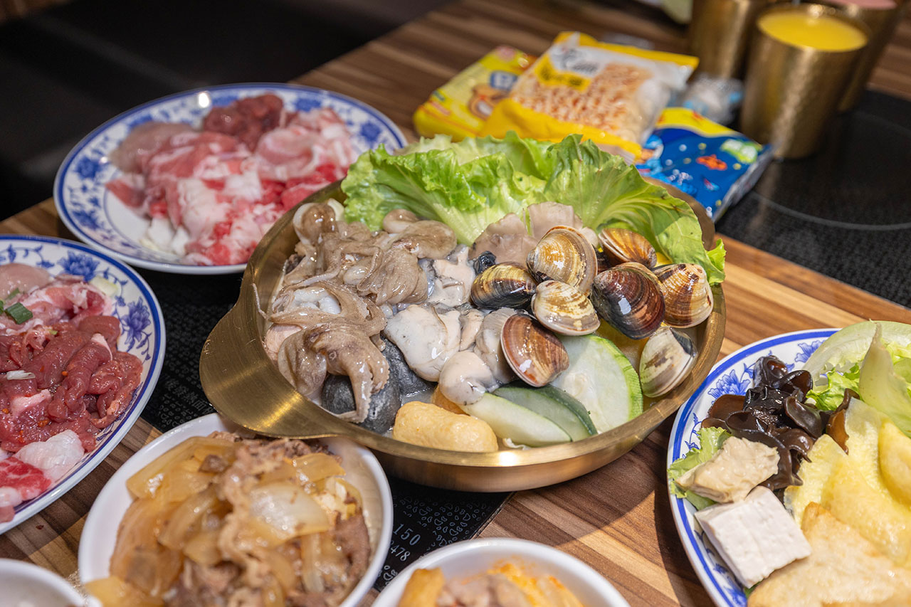 真涮吃到飽火鍋 竹南店，必吃苗栗美食吃到飽！399起牛豬雞羊8種肉品無限吃到飽，還有多種蔬食吧飲料等你吃，2026苗栗竹南美食推薦