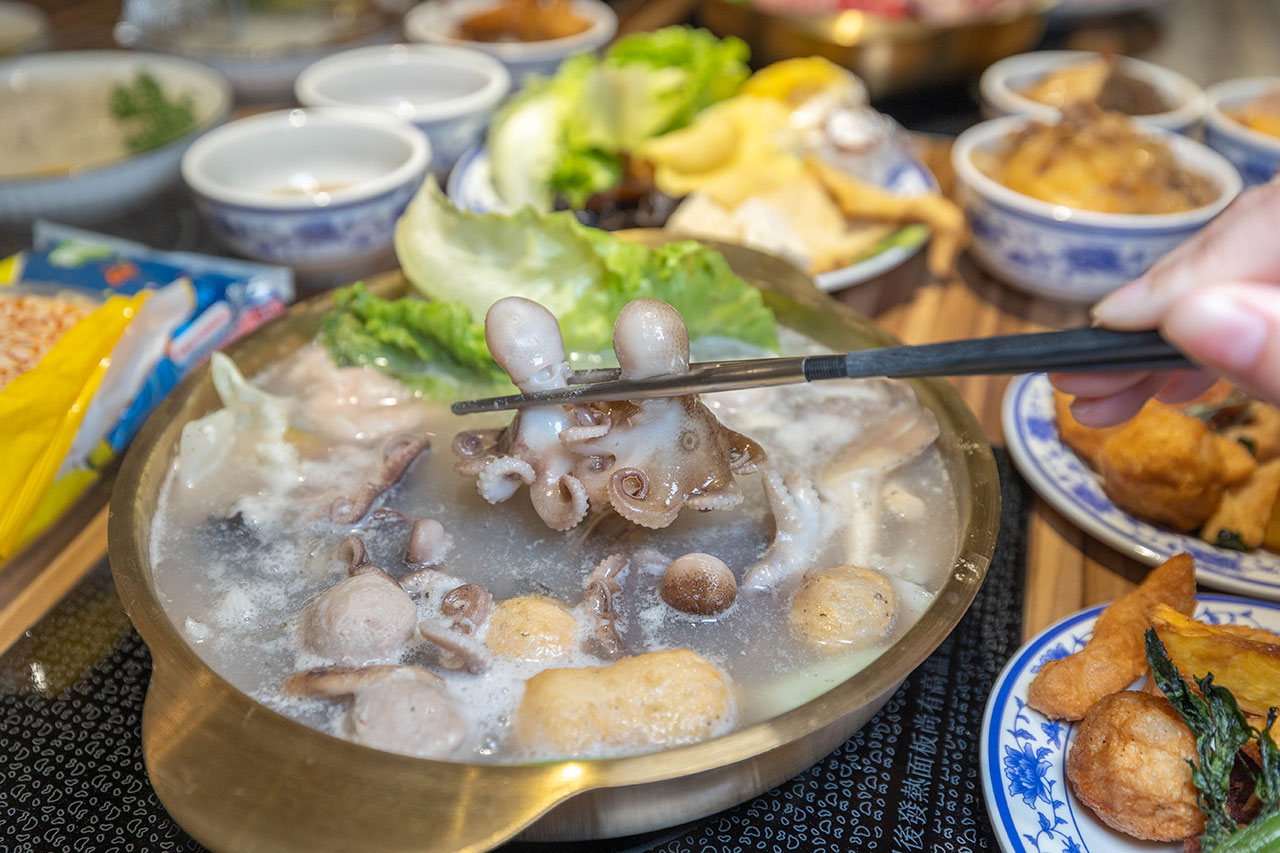 真涮吃到飽火鍋 竹南店，必吃苗栗美食吃到飽！399起牛豬雞羊8種肉品無限吃到飽，還有多種蔬食吧飲料等你吃，2026苗栗竹南美食推薦