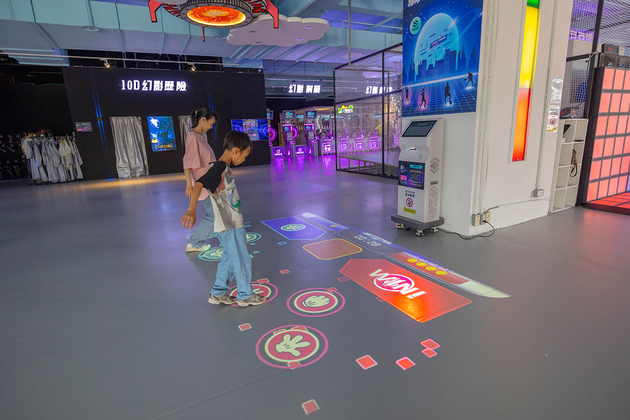 幻影行動｜台中麗寶樂園最新室內遊樂區 ！裸眼10D幻影歷險劇場、鬼屋探險、弓箭射擊，超好玩11項遊戲，讓孩子放電一整天的2026台中后里景點推薦！