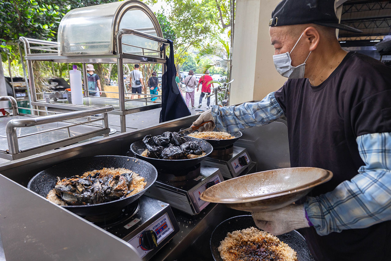 綠野山莊 花園餐廳，高雄隱藏版小火車送餐！爆汁鹽焗雞、超澎湃桌菜秘境，最新 2026 高雄合菜聚餐首選地圖