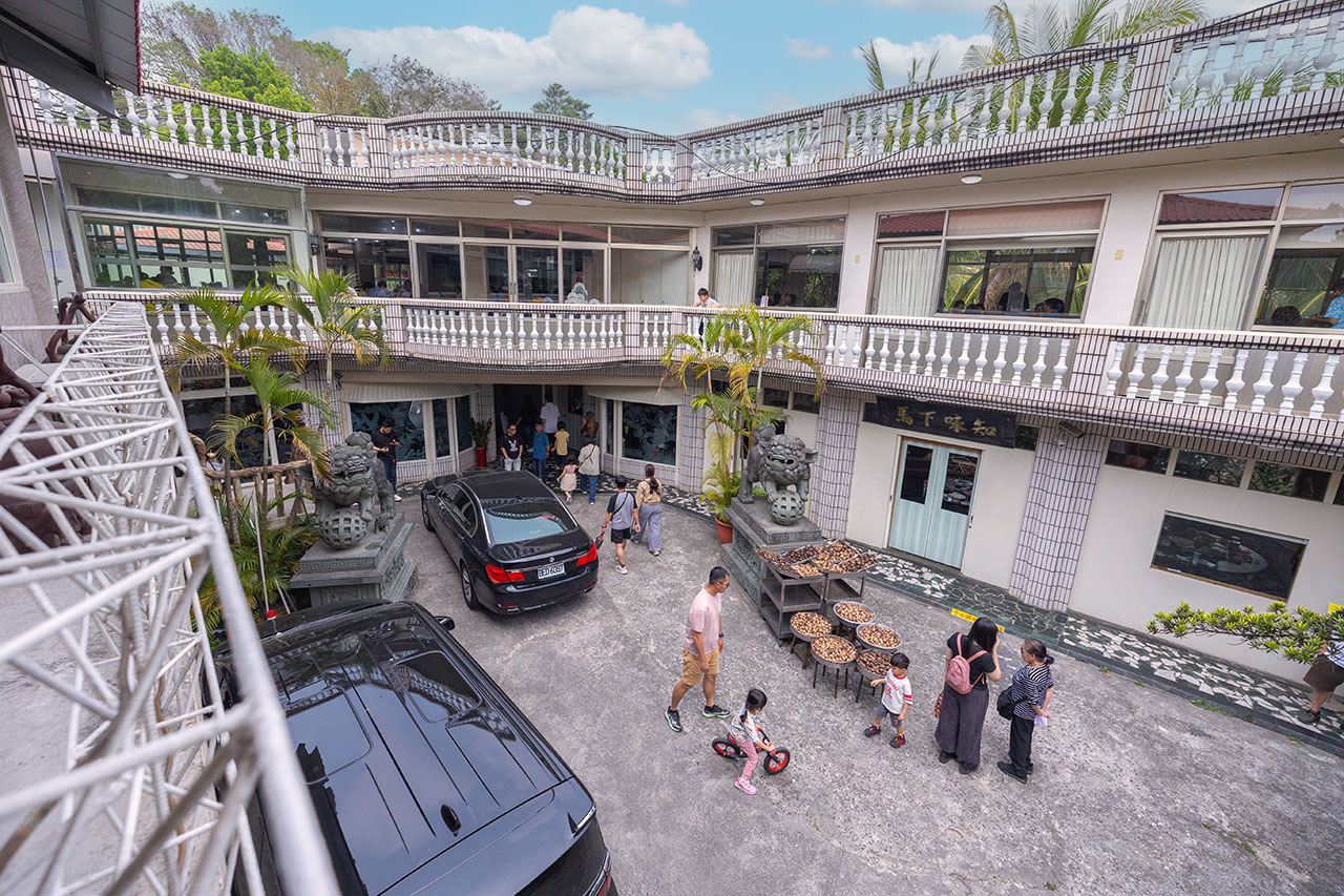 綠野山莊 花園餐廳，高雄隱藏版小火車送餐！爆汁鹽焗雞、超澎湃桌菜秘境，最新 2026 高雄合菜聚餐首選地圖