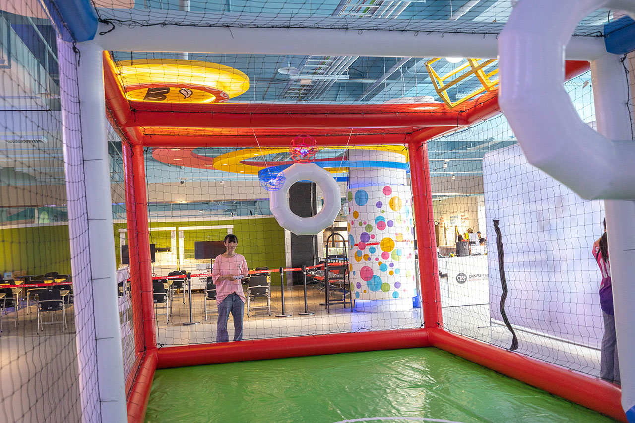 幻影行動｜台中麗寶樂園最新室內遊樂區 ！裸眼10D幻影歷險劇場、鬼屋探險、弓箭射擊，超好玩11項遊戲，讓孩子放電一整天的2026台中后里景點推薦！