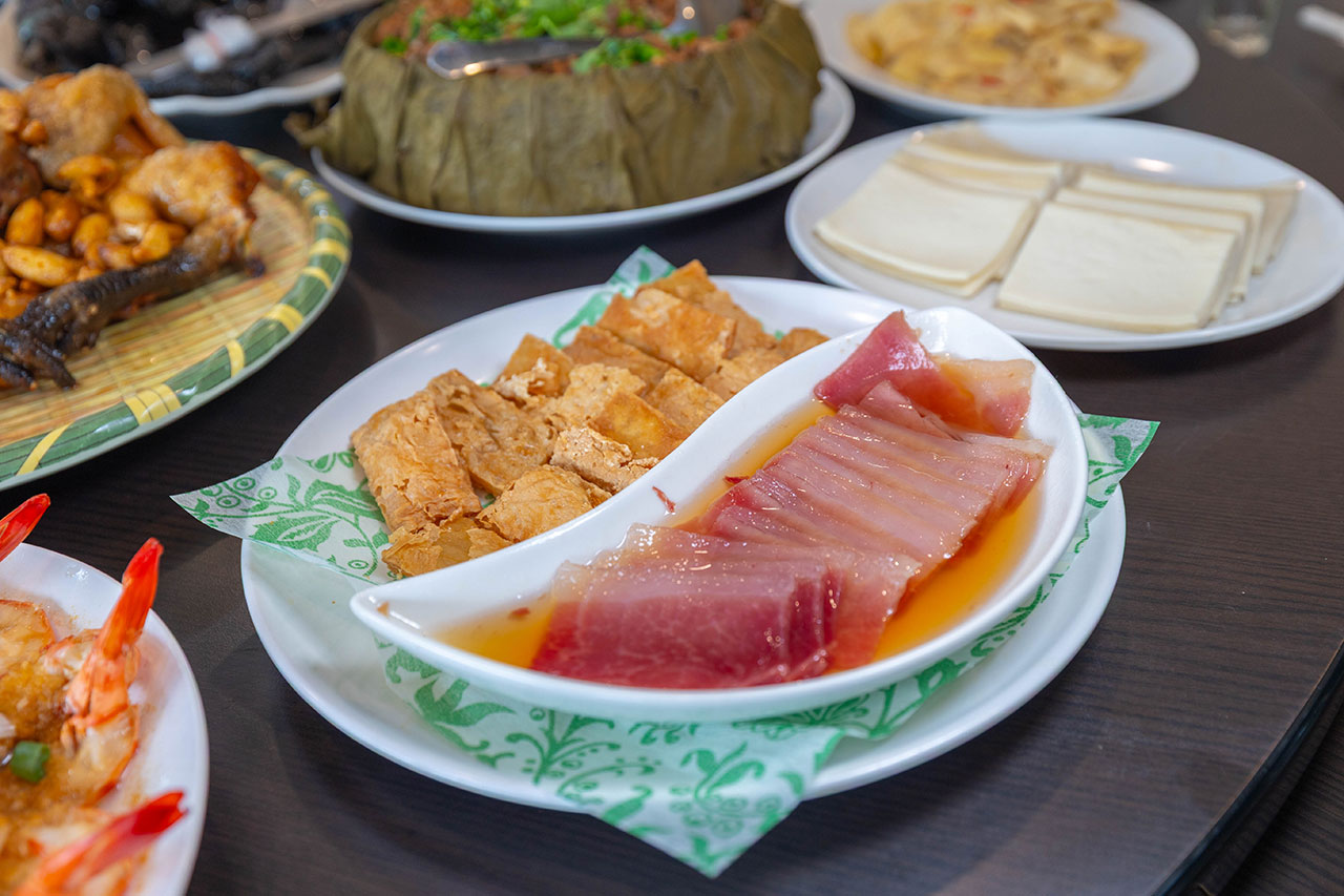 綠野山莊 花園餐廳，高雄隱藏版小火車送餐！爆汁鹽焗雞、超澎湃桌菜秘境，最新 2026 高雄合菜聚餐首選地圖