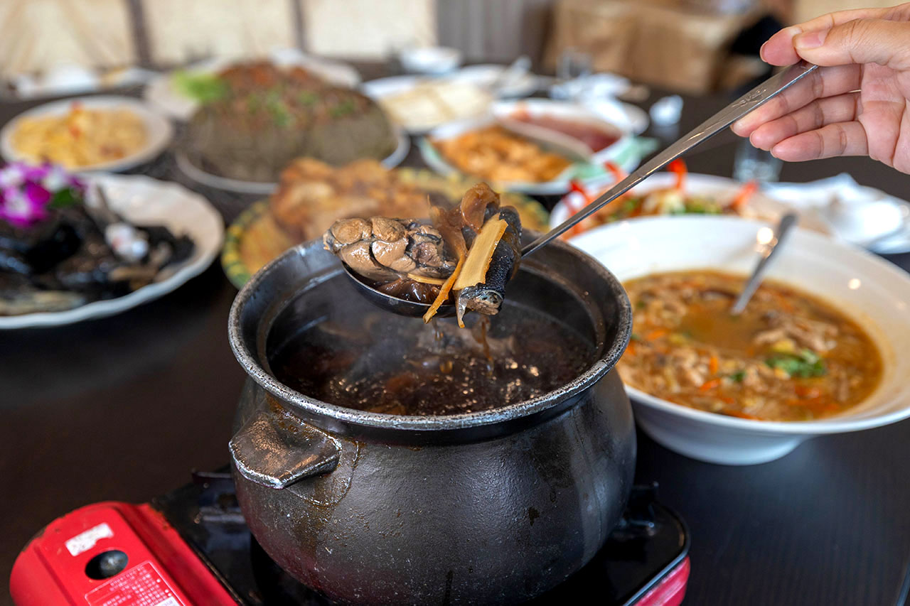 綠野山莊 花園餐廳，高雄隱藏版小火車送餐！爆汁鹽焗雞、超澎湃桌菜秘境，最新 2026 高雄合菜聚餐首選地圖