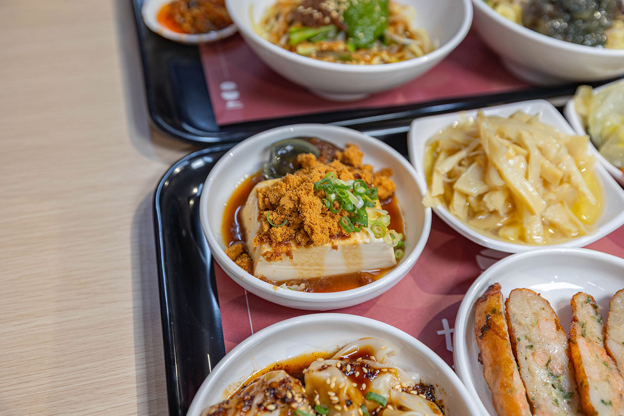 好肉燥｜最新台中黎明路美食報到！超濃厚黑金肉燥飯，特製青醬拌麵、皮蛋拌麵，2026台中南屯小吃推薦！