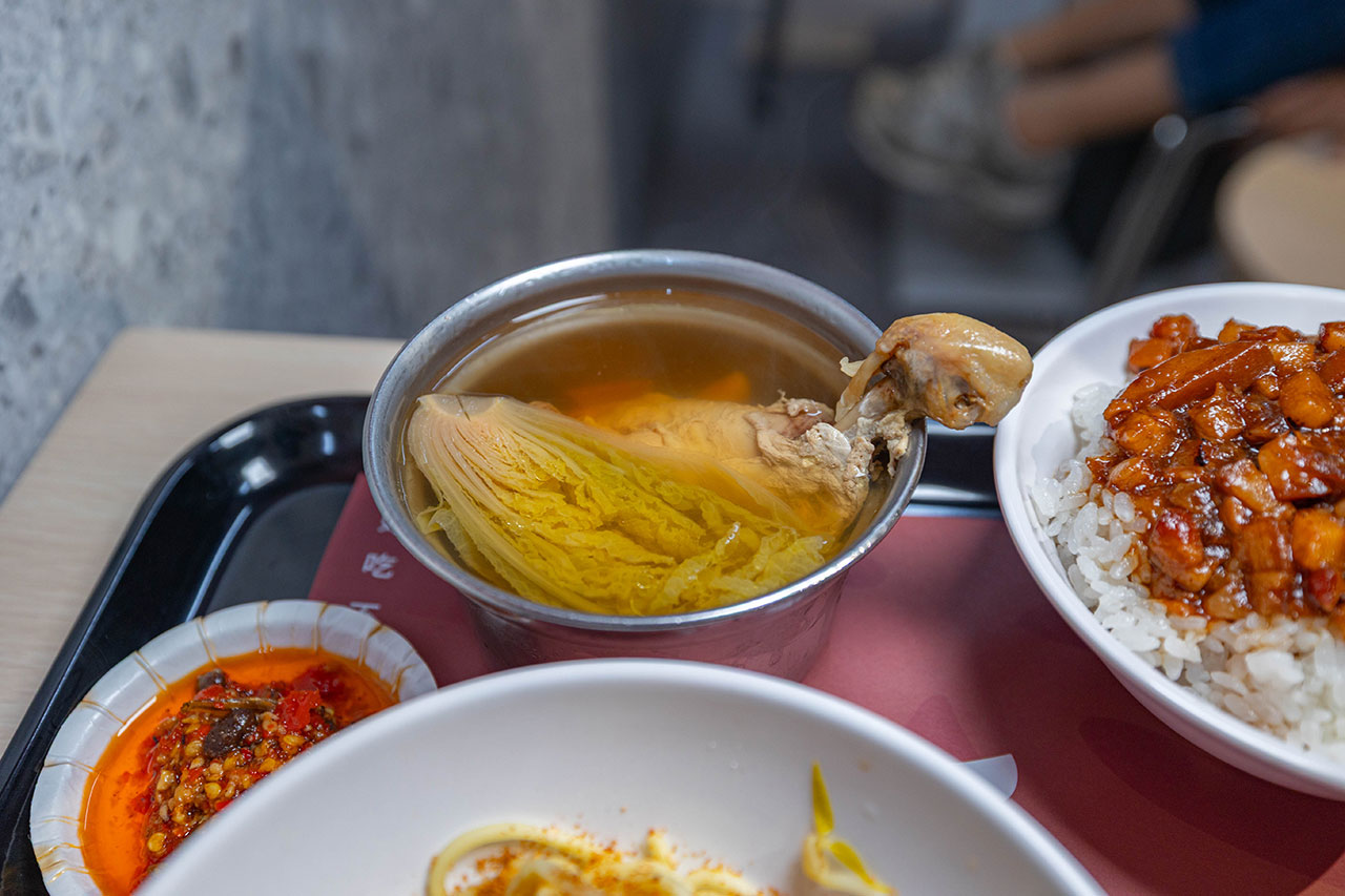 好肉燥｜最新台中黎明路美食報到！超濃厚黑金肉燥飯，特製青醬拌麵、皮蛋拌麵，2026台中南屯小吃推薦！