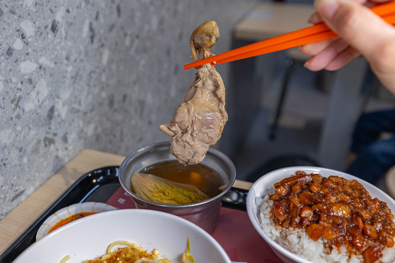 好肉燥｜最新台中黎明路美食報到！超濃厚黑金肉燥飯，特製青醬拌麵、皮蛋拌麵，2026台中南屯小吃推薦！