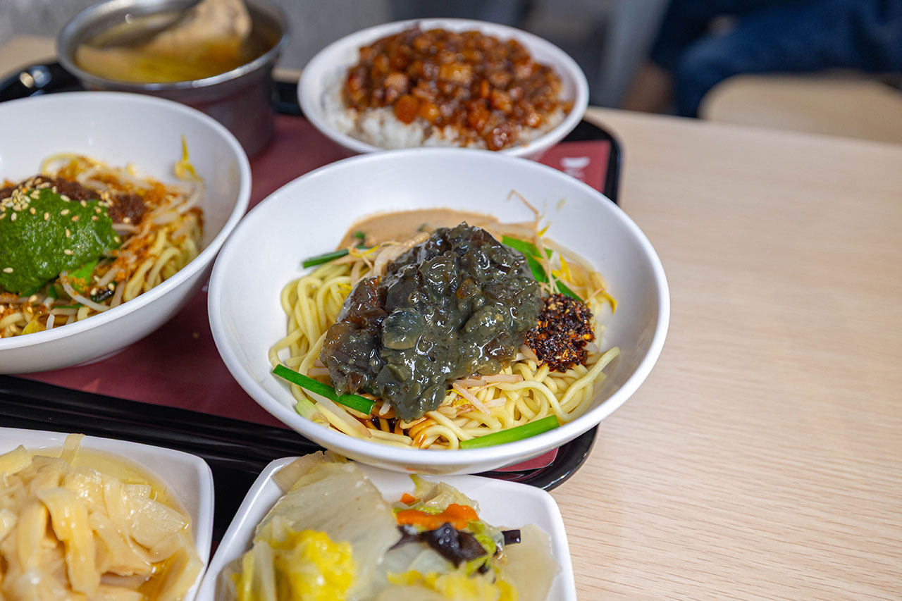 好肉燥｜最新台中黎明路美食報到！超濃厚黑金肉燥飯，特製青醬拌麵、皮蛋拌麵，2026台中南屯小吃推薦！