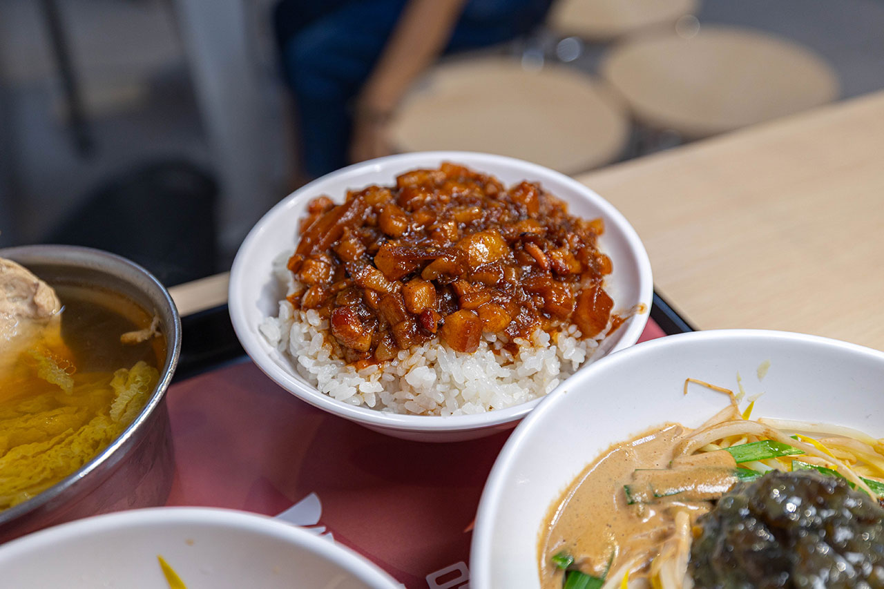 好肉燥｜最新台中黎明路美食報到！超濃厚黑金肉燥飯，特製青醬拌麵、皮蛋拌麵，2026台中南屯小吃推薦！