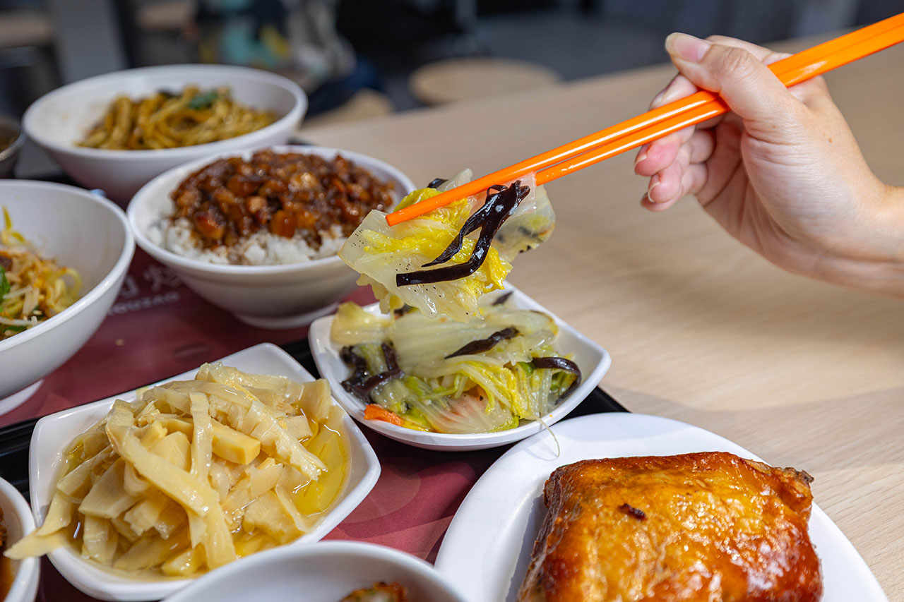 好肉燥｜最新台中黎明路美食報到！超濃厚黑金肉燥飯，特製青醬拌麵、皮蛋拌麵，2026台中南屯小吃推薦！