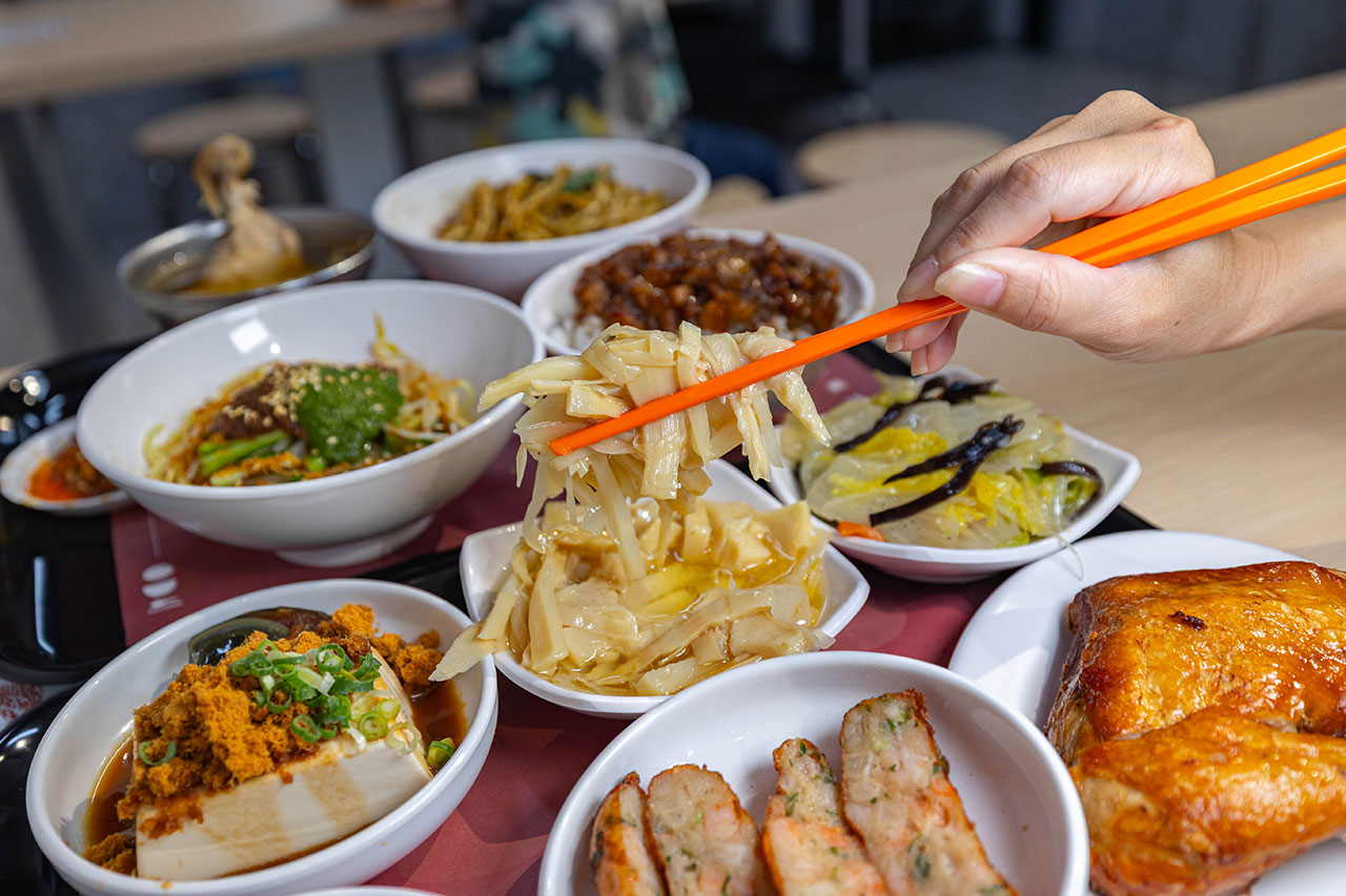 好肉燥｜最新台中黎明路美食報到！超濃厚黑金肉燥飯，特製青醬拌麵、皮蛋拌麵，2026台中南屯小吃推薦！