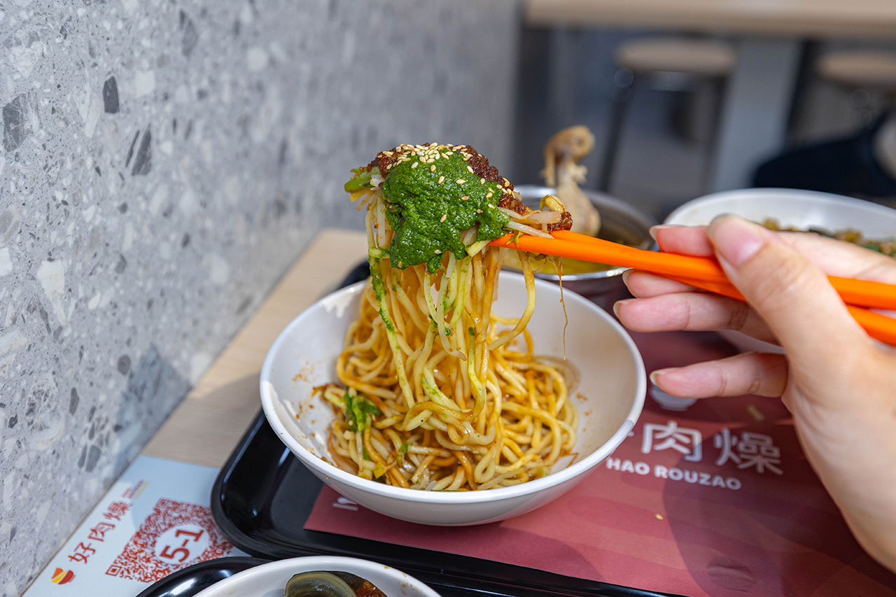 好肉燥｜最新台中黎明路美食報到！超濃厚黑金肉燥飯，特製青醬拌麵、皮蛋拌麵，2026台中南屯小吃推薦！