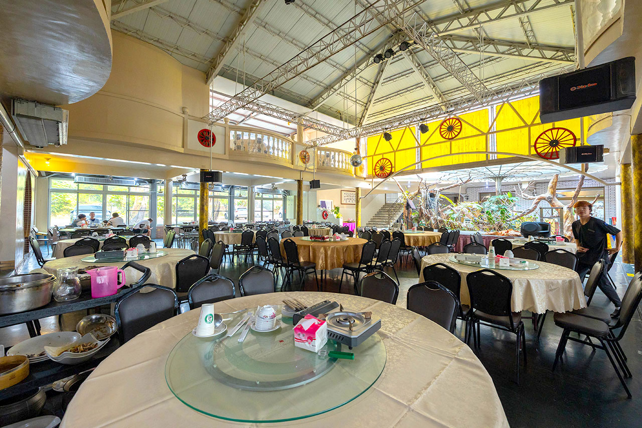 綠野山莊 花園餐廳，高雄隱藏版小火車送餐！爆汁鹽焗雞、超澎湃桌菜秘境，最新 2026 高雄合菜聚餐首選地圖