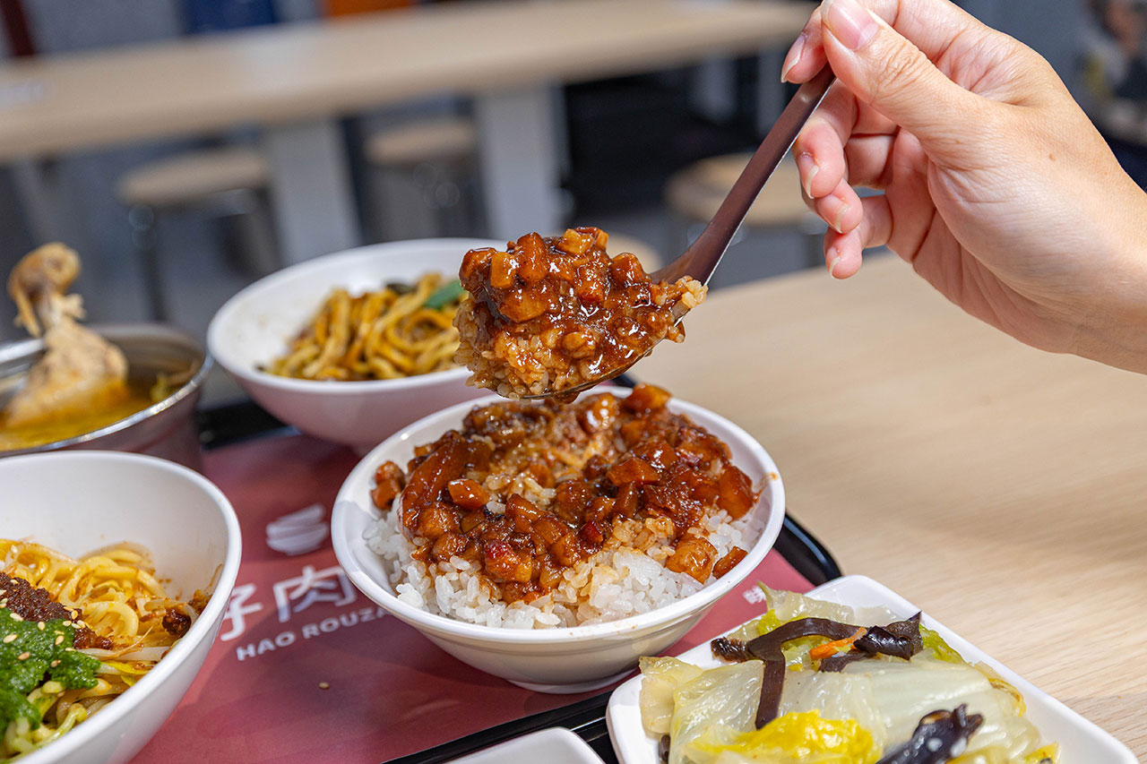 好肉燥｜最新台中黎明路美食報到！超濃厚黑金肉燥飯，特製青醬拌麵、皮蛋拌麵，2026台中南屯小吃推薦！