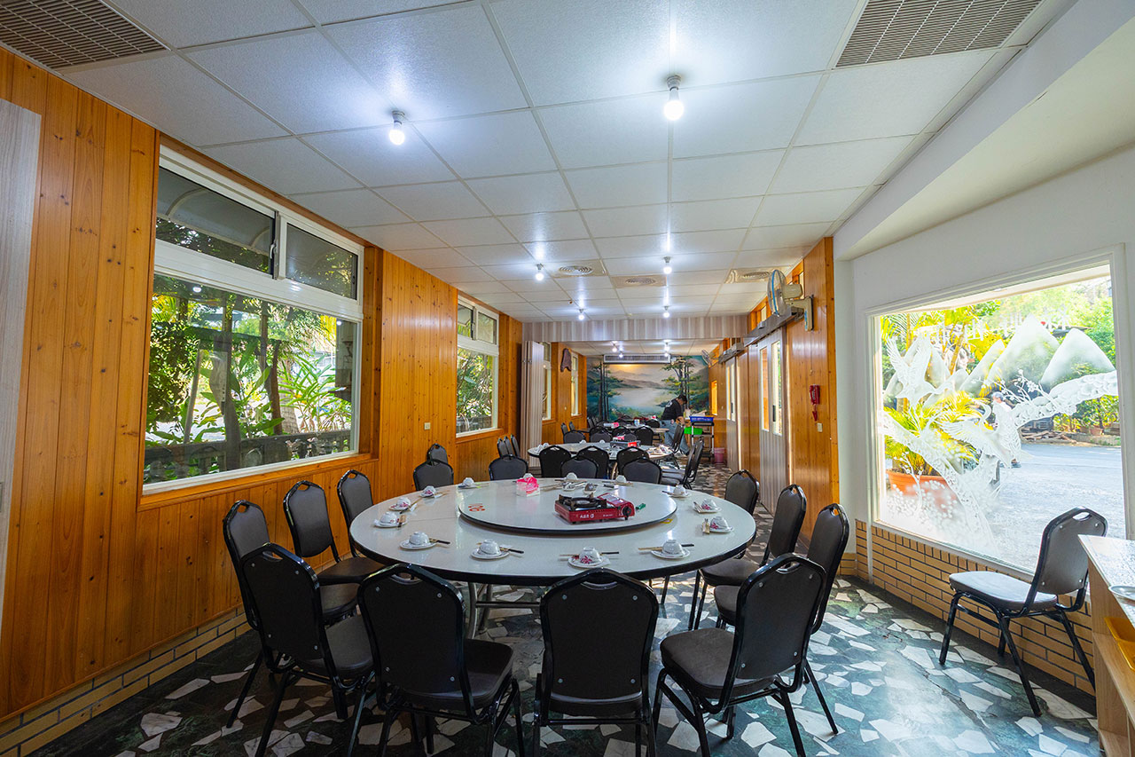 綠野山莊 花園餐廳，高雄隱藏版小火車送餐！爆汁鹽焗雞、超澎湃桌菜秘境，最新 2026 高雄合菜聚餐首選地圖
