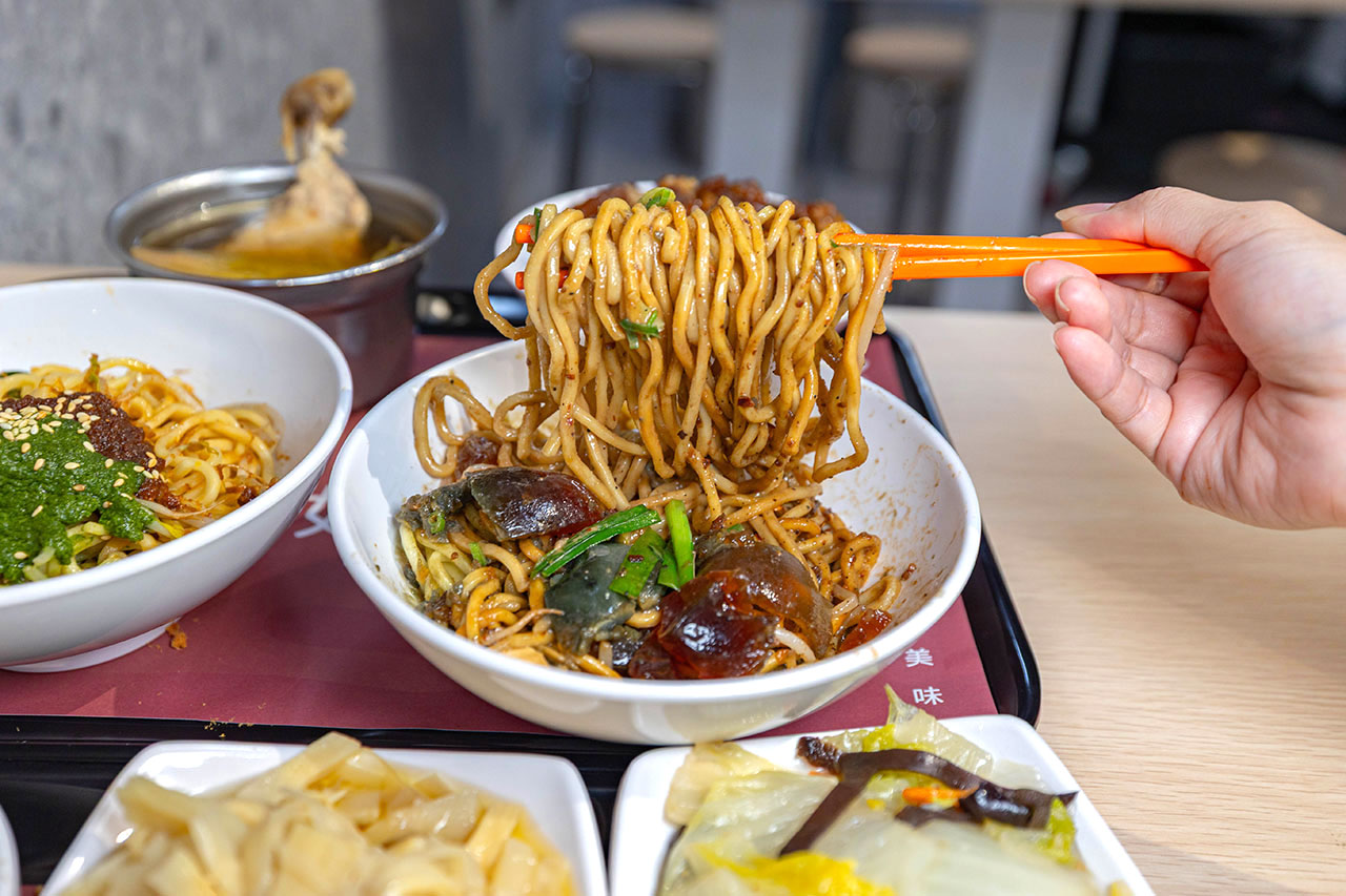 好肉燥｜最新台中黎明路美食報到！超濃厚黑金肉燥飯，特製青醬拌麵、皮蛋拌麵，2026台中南屯小吃推薦！