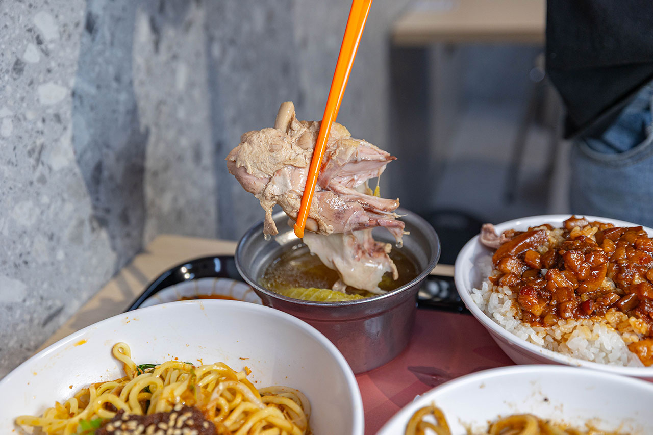 好肉燥｜最新台中黎明路美食報到！超濃厚黑金肉燥飯，特製青醬拌麵、皮蛋拌麵，2026台中南屯小吃推薦！