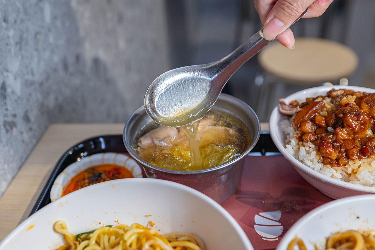 好肉燥｜最新台中黎明路美食報到！超濃厚黑金肉燥飯，特製青醬拌麵、皮蛋拌麵，2026台中南屯小吃推薦！