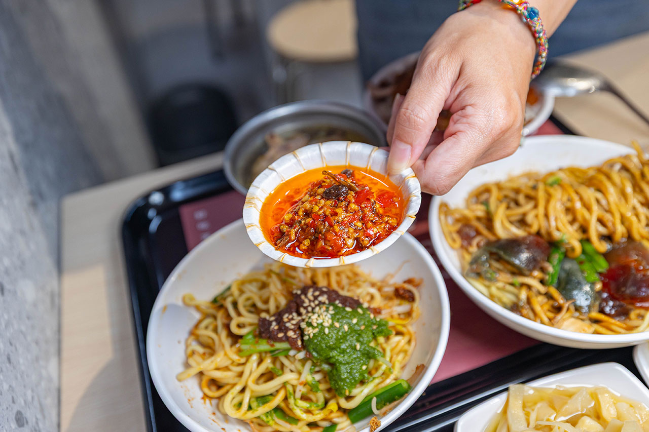 好肉燥｜最新台中黎明路美食報到！超濃厚黑金肉燥飯，特製青醬拌麵、皮蛋拌麵，2026台中南屯小吃推薦！