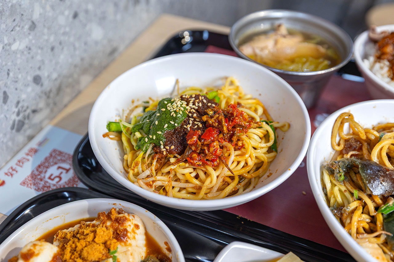 好肉燥｜最新台中黎明路美食報到！超濃厚黑金肉燥飯，特製青醬拌麵、皮蛋拌麵，2026台中南屯小吃推薦！