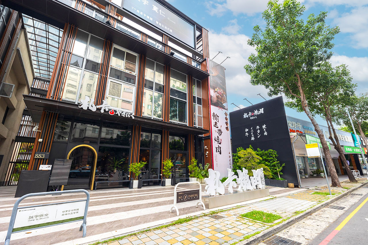 札卡燒肉南屯店｜被燒肉耽誤的高級日本料理？壽司之神御用海苔×桌邊代烤和牛，焦糖烏魚子蟹膏、啢男聯名甜點，台中南屯聚餐約會新天花板！