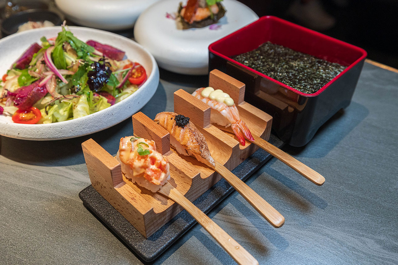 札卡燒肉南屯店|被燒肉耽誤的高級日本料理?壽司之神御用海苔×桌邊代烤和牛,焦糖烏魚子蟹膏、啢男聯名甜點,台中南屯聚餐約會新天花板! 札卡燒肉南屯店|被燒肉耽誤的高級日本料理?壽司之神御用海苔×桌邊代烤和牛,焦糖烏魚子蟹膏、啢男聯名甜點,台中南屯聚餐約會新天花板!