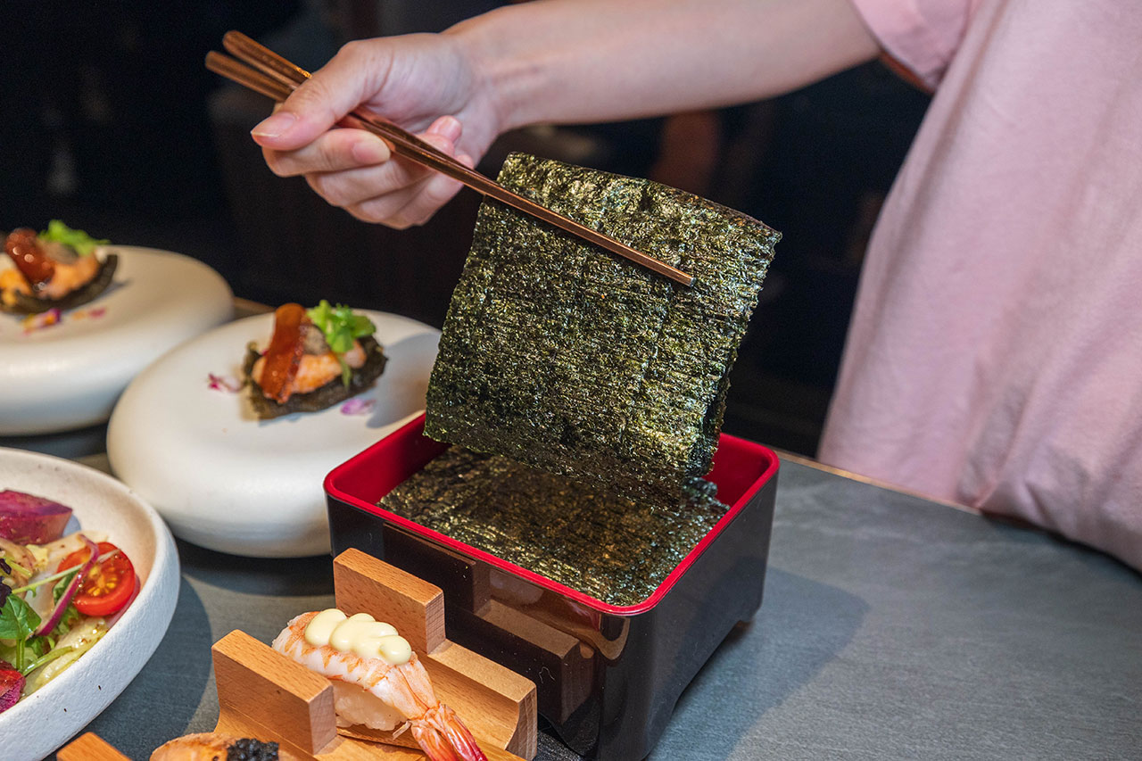 札卡燒肉南屯店｜被燒肉耽誤的高級日本料理？壽司之神御用海苔×桌邊代烤和牛，焦糖烏魚子蟹膏、啢男聯名甜點，台中南屯聚餐約會新天花板！