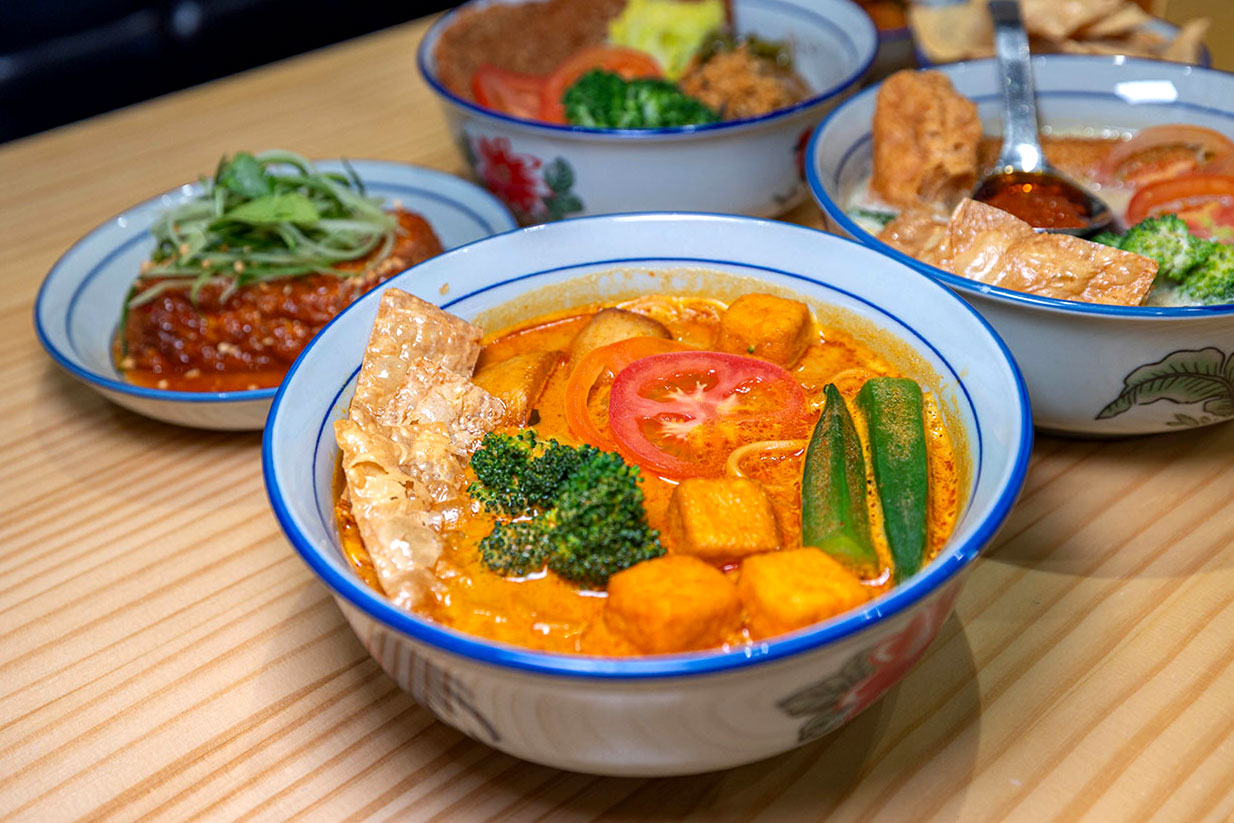 【2026台中北屯美食推薦】熱浪小島南洋蔬食，檳城白咖哩、銷魂排燒飯，自家種植南洋香料風味超頂，連肉食控都會一吃上癮！