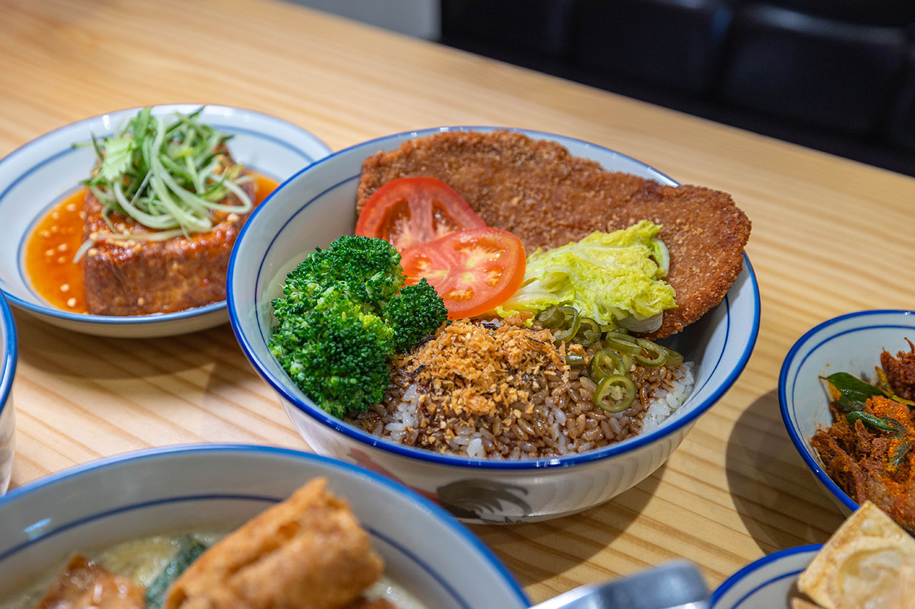 【2026台中北屯美食推薦】熱浪小島南洋蔬食，檳城白咖哩、銷魂排燒飯，自家種植南洋香料風味超頂，連肉食控都會一吃上癮！