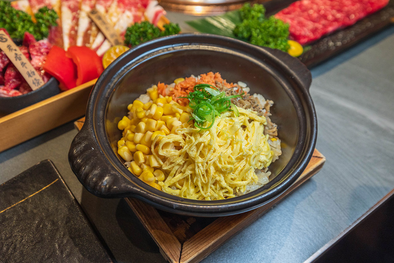 札卡燒肉南屯店｜被燒肉耽誤的高級日本料理？壽司之神御用海苔×桌邊代烤和牛，焦糖烏魚子蟹膏、啢男聯名甜點，台中南屯聚餐約會新天花板！