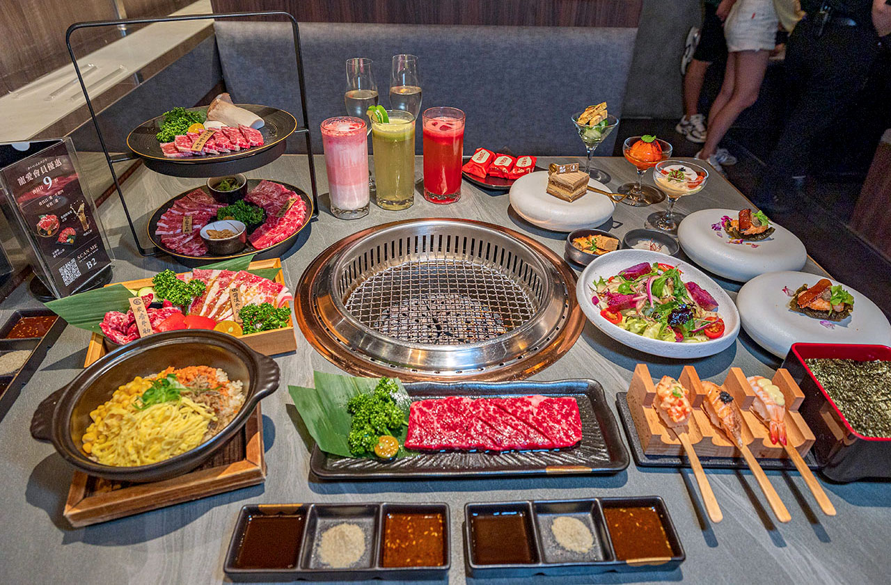 札卡燒肉南屯店｜被燒肉耽誤的高級日本料理？壽司之神御用海苔×桌邊代烤和牛，焦糖烏魚子蟹膏、啢男聯名甜點，台中南屯聚餐約會新天花板！