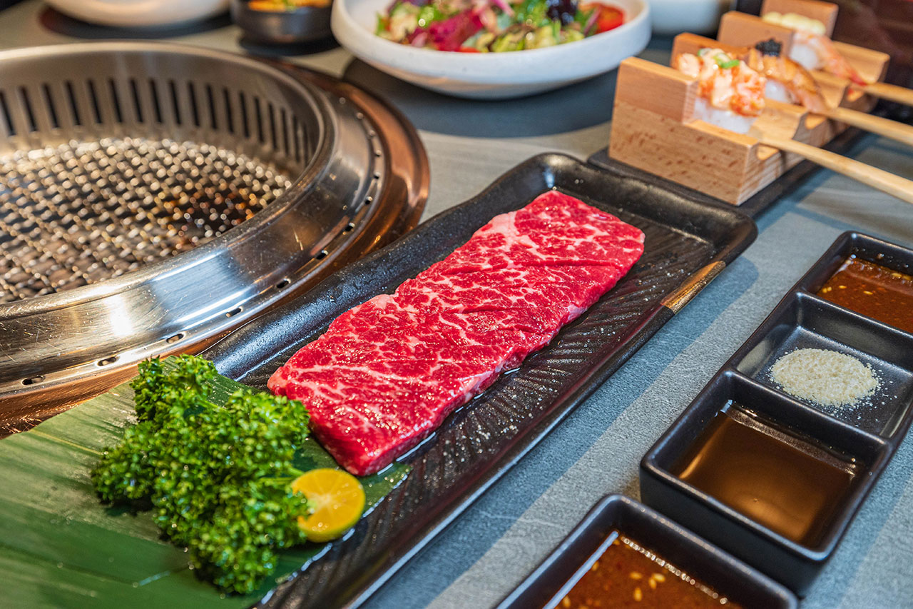 札卡燒肉南屯店｜被燒肉耽誤的高級日本料理？壽司之神御用海苔×桌邊代烤和牛，焦糖烏魚子蟹膏、啢男聯名甜點，台中南屯聚餐約會新天花板！