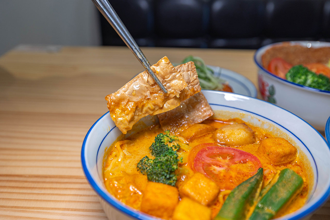 【2026台中北屯美食推薦】熱浪小島南洋蔬食，檳城白咖哩、銷魂排燒飯，自家種植南洋香料風味超頂，連肉食控都會一吃上癮！