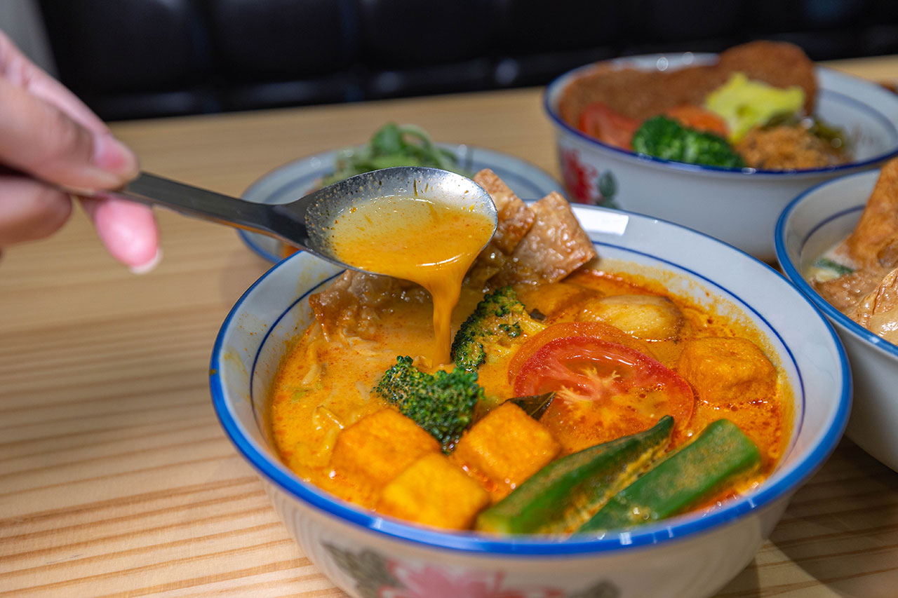 【2026台中北屯美食推薦】熱浪小島南洋蔬食，檳城白咖哩、銷魂排燒飯，自家種植南洋香料風味超頂，連肉食控都會一吃上癮！