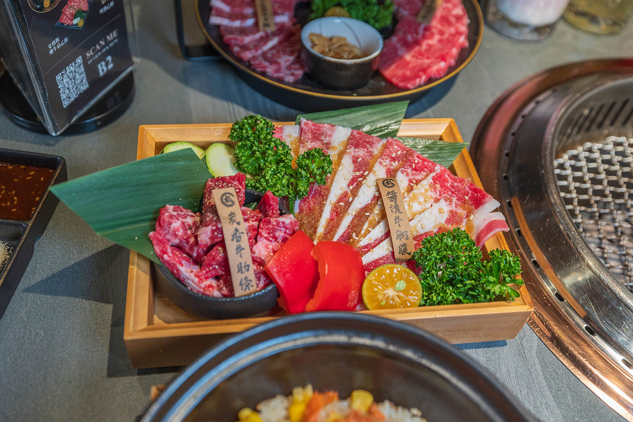 札卡燒肉南屯店｜被燒肉耽誤的高級日本料理？壽司之神御用海苔×桌邊代烤和牛，焦糖烏魚子蟹膏、啢男聯名甜點，台中南屯聚餐約會新天花板！