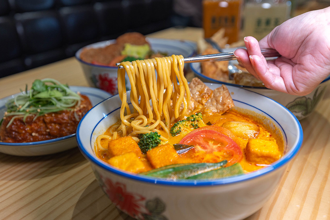 【2026台中北屯美食推薦】熱浪小島南洋蔬食，檳城白咖哩、銷魂排燒飯，自家種植南洋香料風味超頂，連肉食控都會一吃上癮！