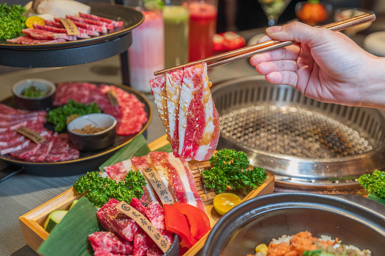 札卡燒肉南屯店｜被燒肉耽誤的高級日本料理？壽司之神御用海苔×桌邊代烤和牛，焦糖烏魚子蟹膏、啢男聯名甜點，台中南屯聚餐約會新天花板！