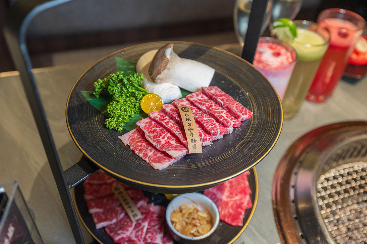 札卡燒肉南屯店｜被燒肉耽誤的高級日本料理？壽司之神御用海苔×桌邊代烤和牛，焦糖烏魚子蟹膏、啢男聯名甜點，台中南屯聚餐約會新天花板！