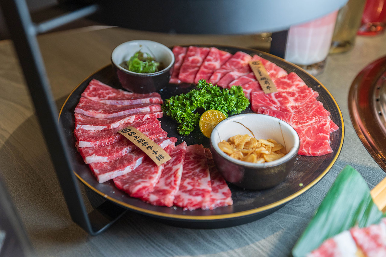 札卡燒肉南屯店|被燒肉耽誤的高級日本料理?壽司之神御用海苔×桌邊代烤和牛,焦糖烏魚子蟹膏、啢男聯名甜點,台中南屯聚餐約會新天花板! 札卡燒肉南屯店|被燒肉耽誤的高級日本料理?壽司之神御用海苔×桌邊代烤和牛,焦糖烏魚子蟹膏、啢男聯名甜點,台中南屯聚餐約會新天花板!