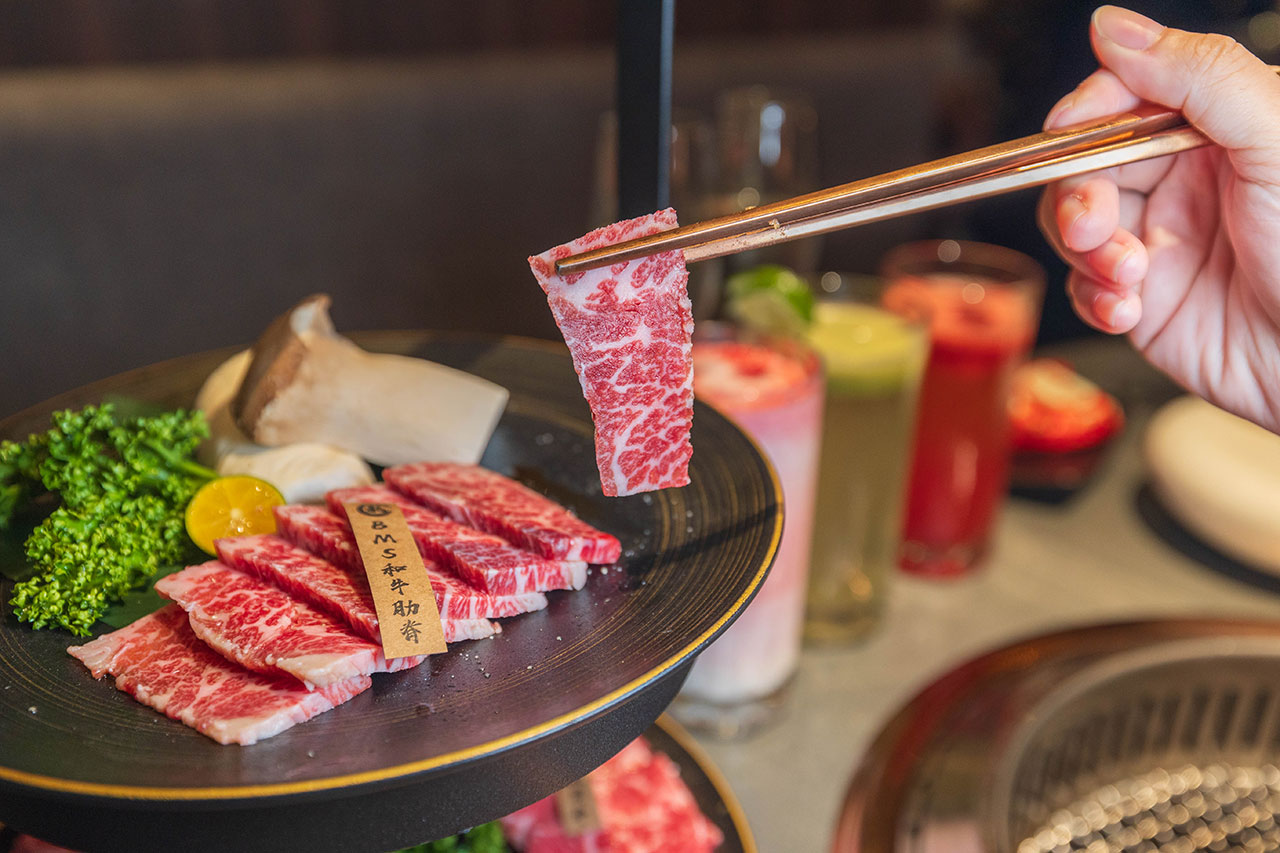 札卡燒肉南屯店｜被燒肉耽誤的高級日本料理？壽司之神御用海苔×桌邊代烤和牛，焦糖烏魚子蟹膏、啢男聯名甜點，台中南屯聚餐約會新天花板！