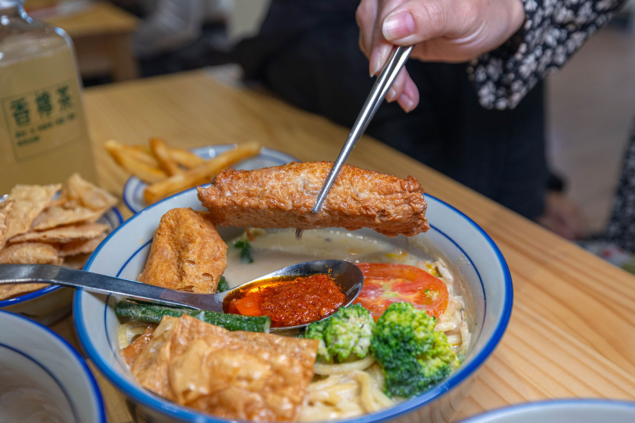 【2026台中北屯美食推薦】熱浪小島南洋蔬食，檳城白咖哩、銷魂排燒飯，自家種植南洋香料風味超頂，連肉食控都會一吃上癮！