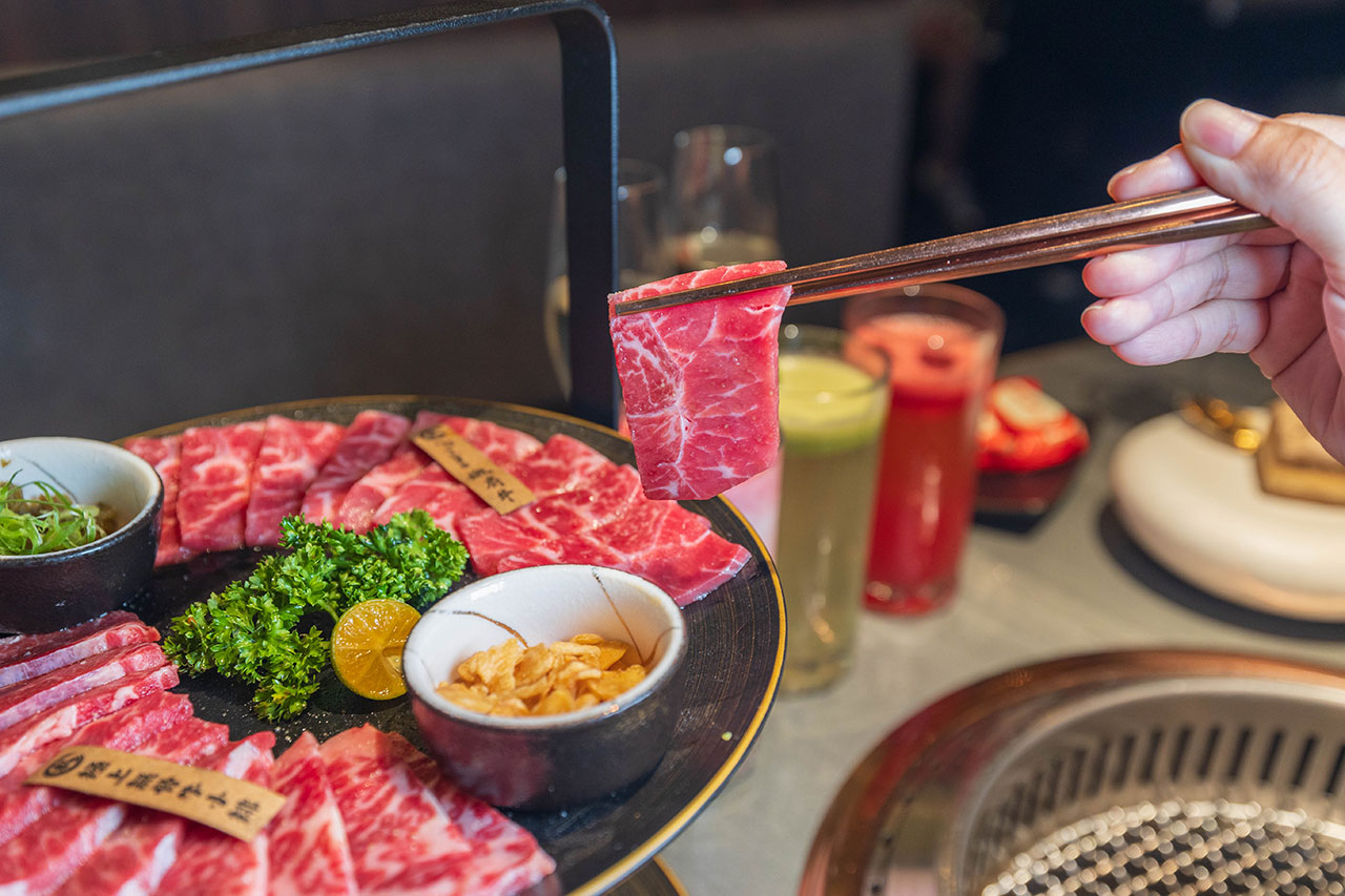 札卡燒肉南屯店｜被燒肉耽誤的高級日本料理？壽司之神御用海苔×桌邊代烤和牛，焦糖烏魚子蟹膏、啢男聯名甜點，台中南屯聚餐約會新天花板！