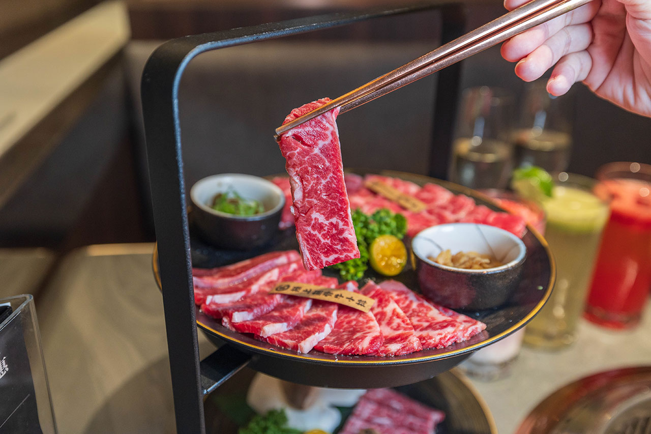 札卡燒肉南屯店|被燒肉耽誤的高級日本料理?壽司之神御用海苔×桌邊代烤和牛,焦糖烏魚子蟹膏、啢男聯名甜點,台中南屯聚餐約會新天花板! 札卡燒肉南屯店|被燒肉耽誤的高級日本料理?壽司之神御用海苔×桌邊代烤和牛,焦糖烏魚子蟹膏、啢男聯名甜點,台中南屯聚餐約會新天花板!