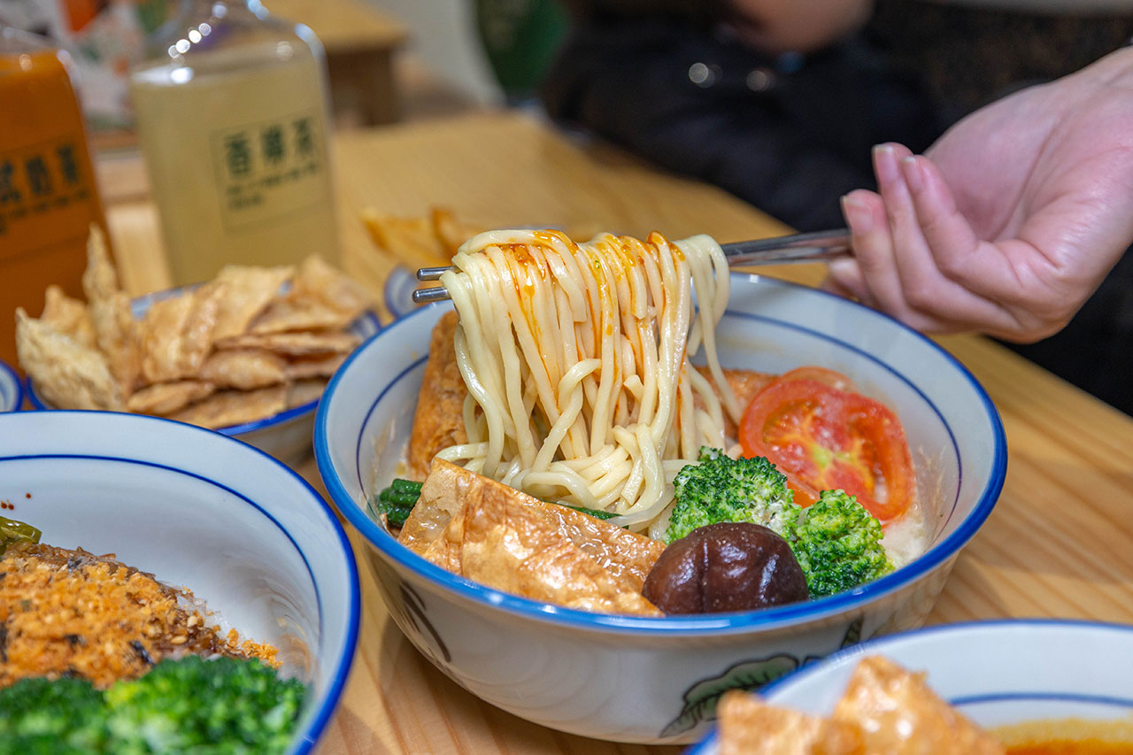 【2026台中北屯美食推薦】熱浪小島南洋蔬食，檳城白咖哩、銷魂排燒飯，自家種植南洋香料風味超頂，連肉食控都會一吃上癮！